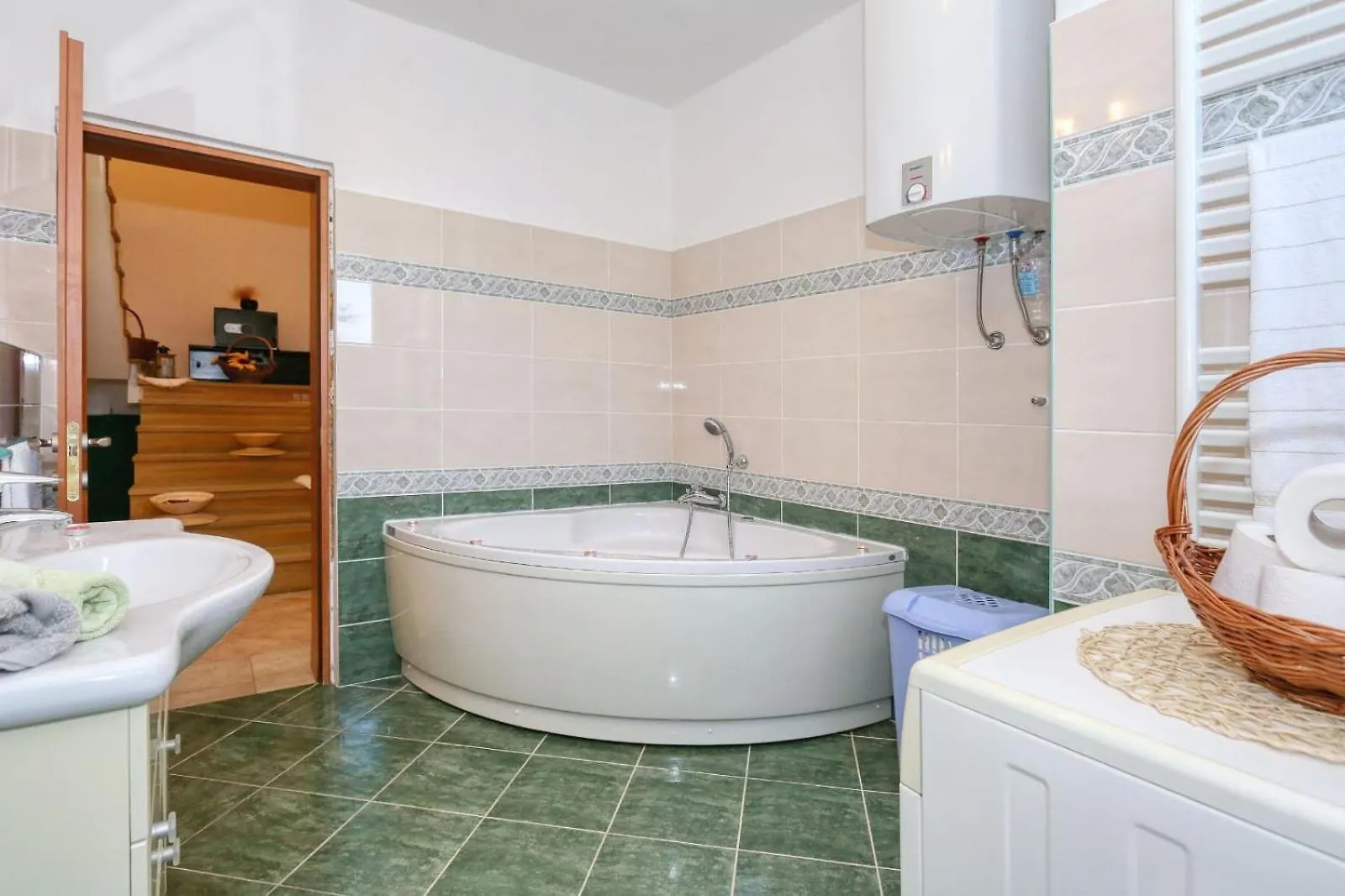 Villa Ana With Large Pool Policnik