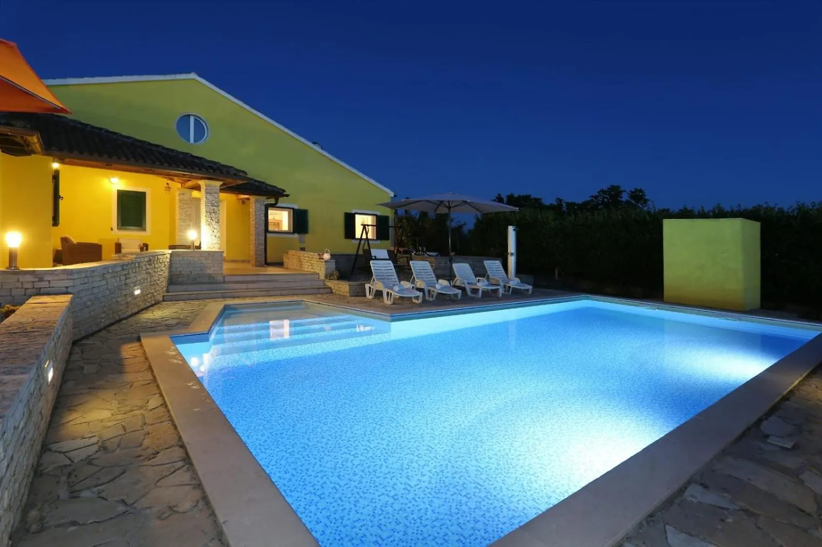 Villa Ana With Large Pool Policnik