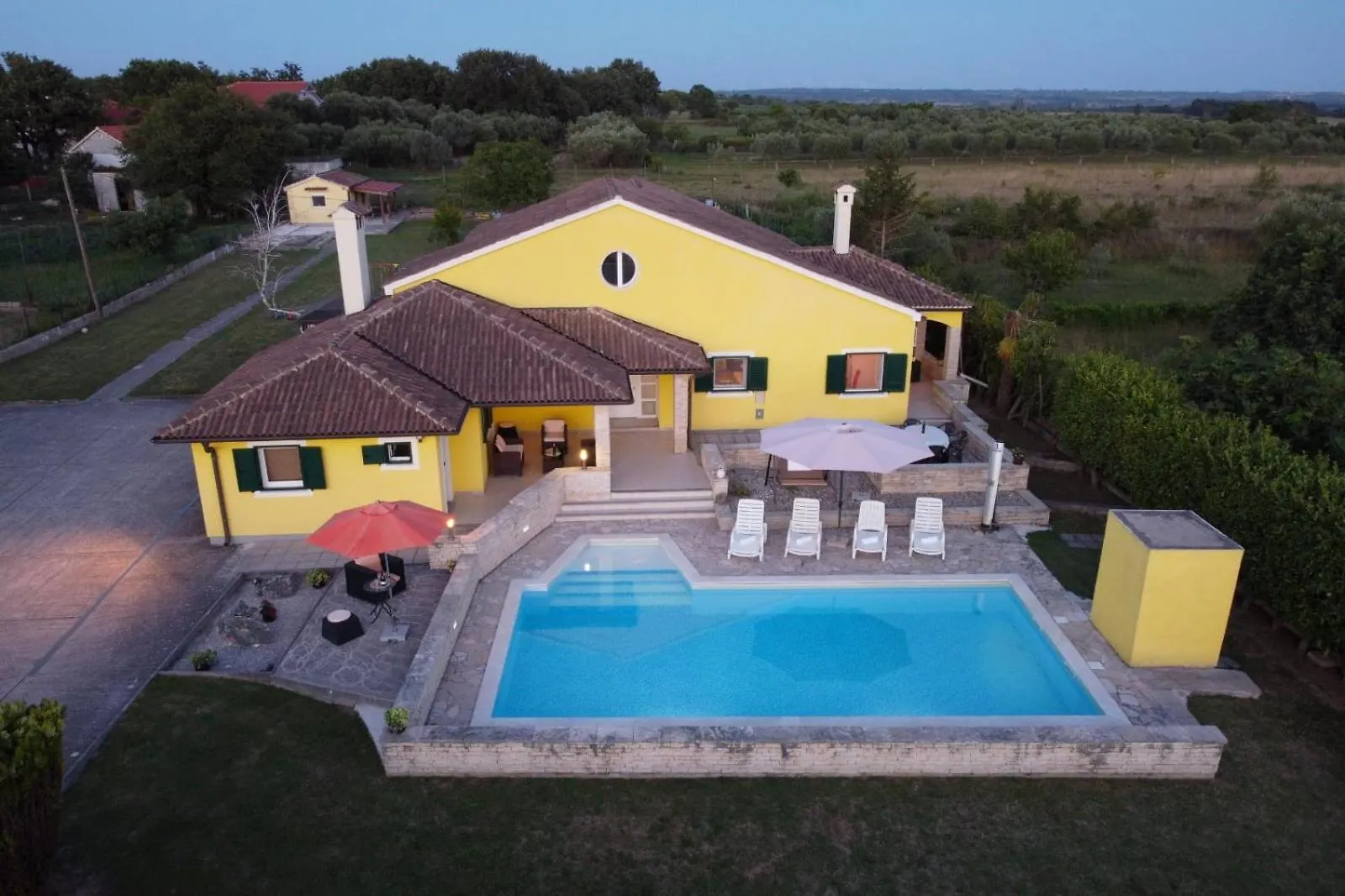 Villa Ana With Large Pool Policnik